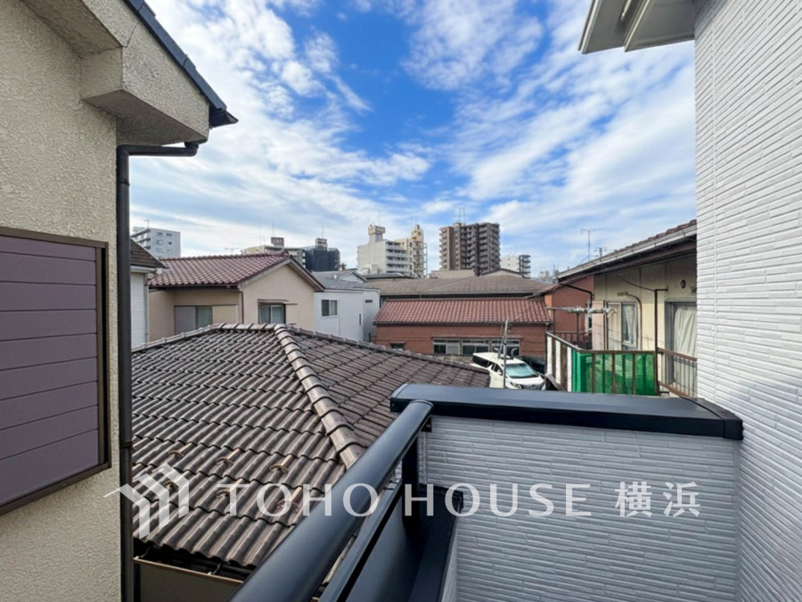 たっぷりの陽光が差し込むバルコニー。健やかな暮らしを守る太陽の恵みを存分に享受できます。爽やかな風と暖かな陽射しが紡ぐハーモニーが日々の暮らしのBGMになることでしょう。