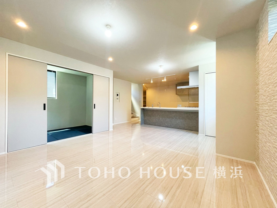 リビングは、家族と共有する生活圏。和室が隣接しており、明るく開放的な居住空間を提供します

