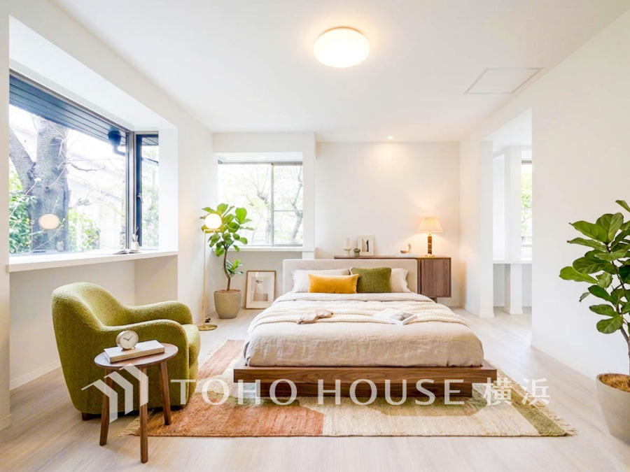 1日の疲れを癒し、心地よく寛げるようゆったりとした広さを確保しています。プライベートタイムをより優雅に穏やかに…。落ち着いた雰囲気を紡ぎます。(装飾品はAI加工です）