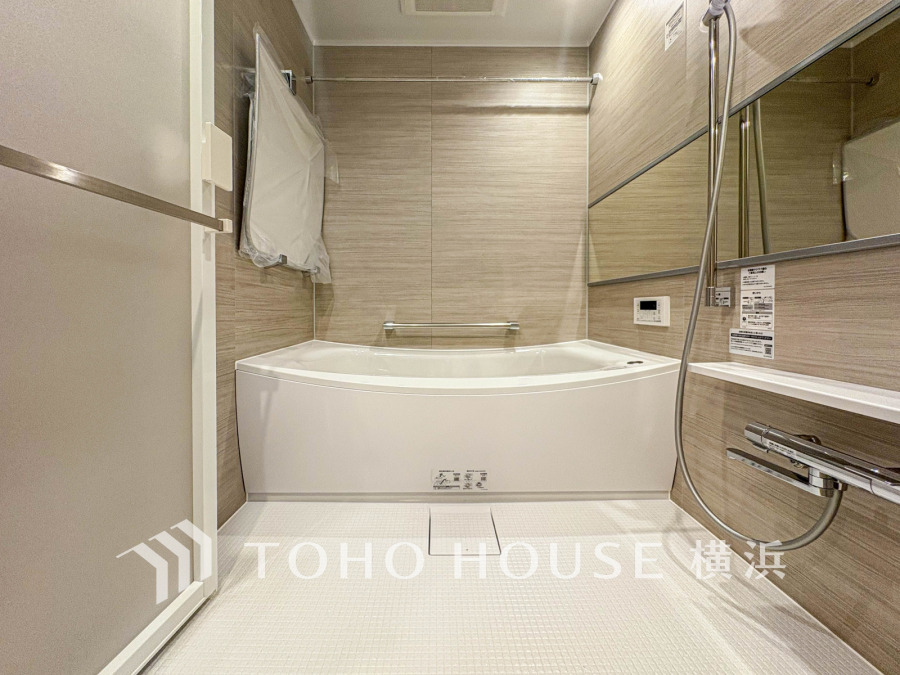 快適な使い心地とゆとりある空間が1日の疲れを解きほぐすバスルーム。空間も浴槽もゆったりのびのび使えるゆとり設計。広く感じるゆとり設計で快適なリラックスタイムを過ごせます。