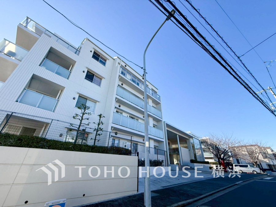 爽やかな青空の下に贅沢なほどに降り注ぐ陽光、豊かな居住性と、クオリティが見事に調和した住空間は、住まうことの喜びを感じさせてくれます。