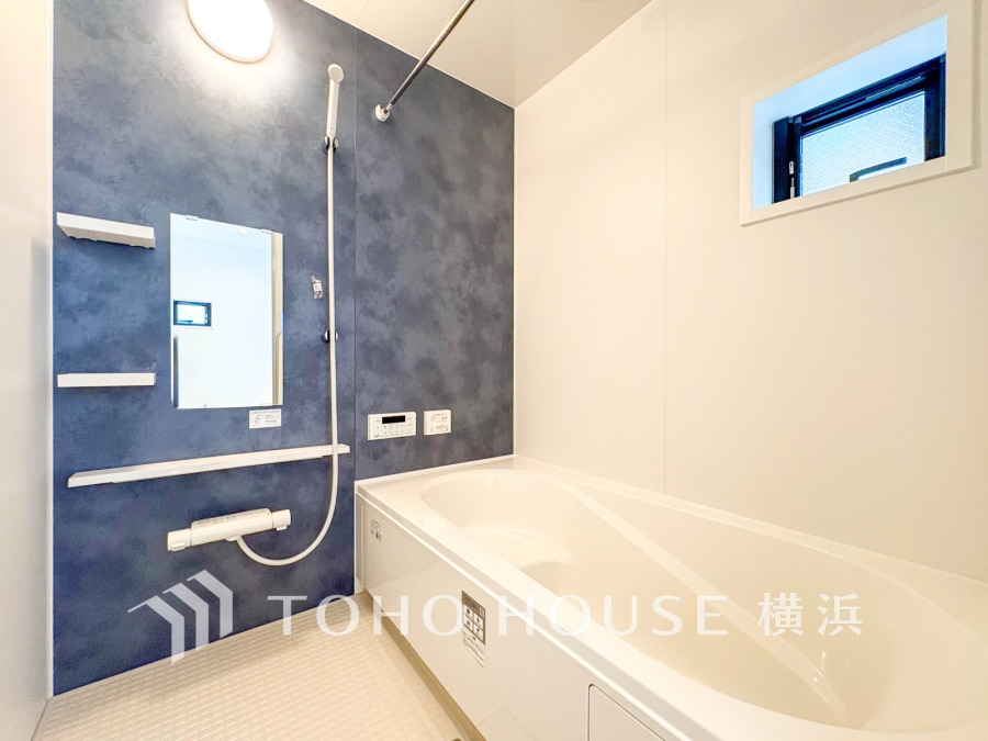 1日の疲れを癒すバスルームは、心地よいリラックスを叶える清潔感溢れる美しい空間です。心からゆったりと寛いでいただけるよう、ゆとりのスペースを確保してます。