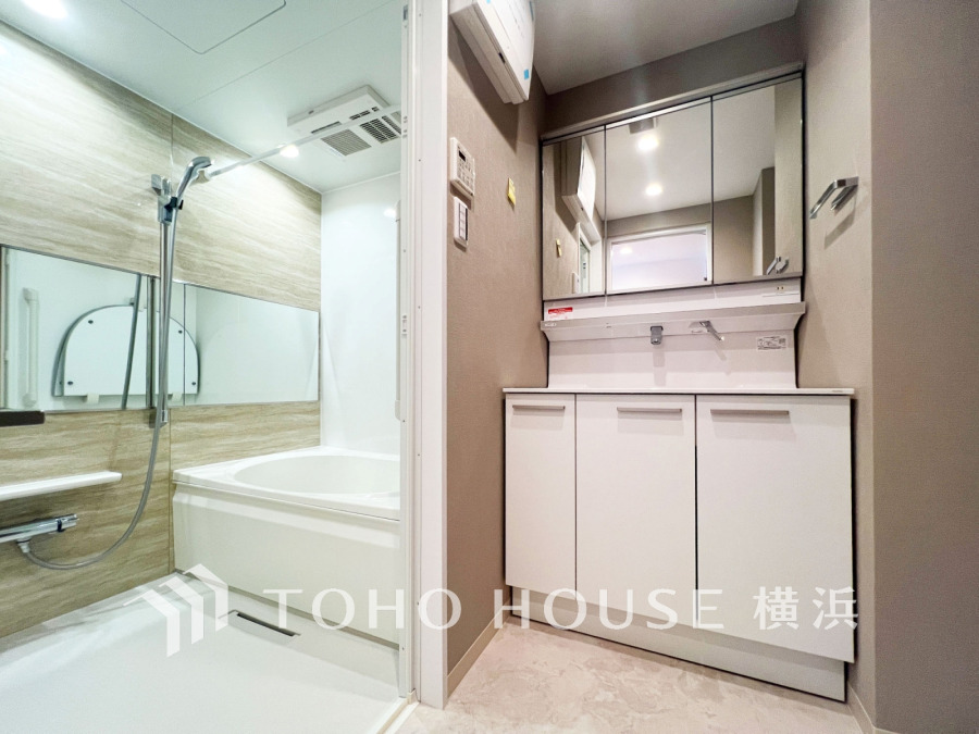 新規交換された洗面化粧台は美しく使いやすい機能が備えられています。