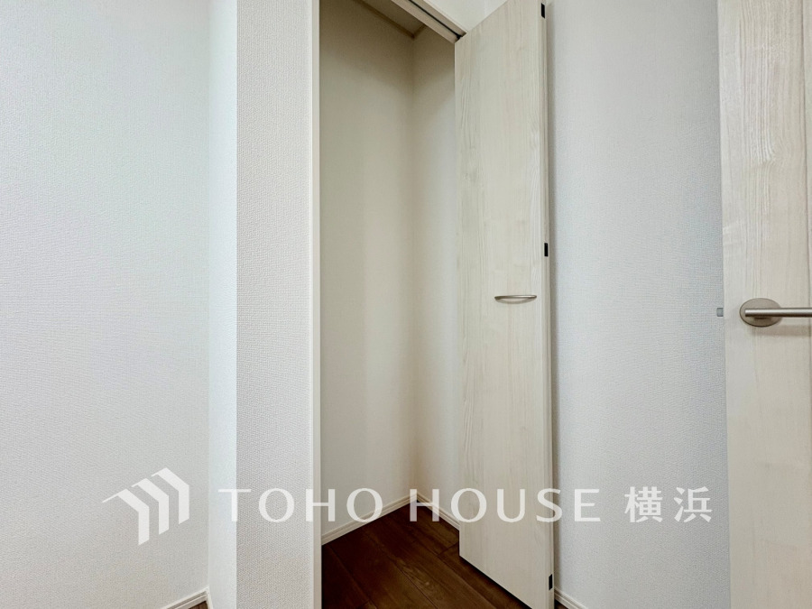 【Pantry】長期保存できる缶詰や調味料などの食品類の他、かさばるペーパーやラップ類をまとめて収納しておけます。キッチンまわりの掃除用具などを置くのにも便利ですね。