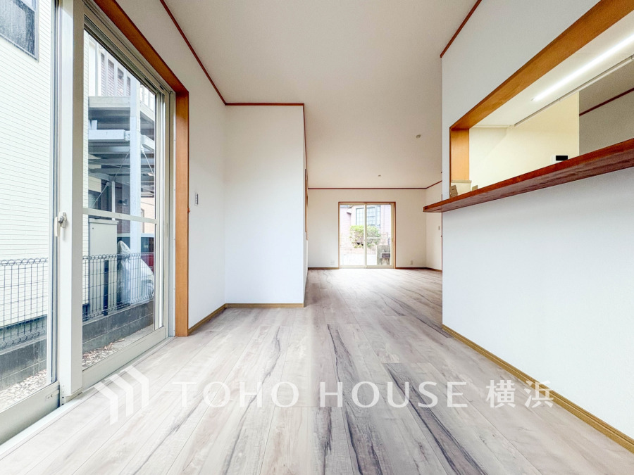 ここにはみんなが集い、食事と楽しい会話が始まる。話に夢中になりすぎて、ついつい時を忘れてしまう。そんな束の間の幸せを感じさせてくれる場所。