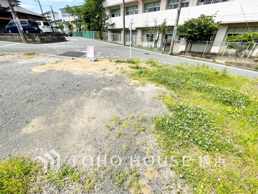 小学校に隣接した閑静な住宅街につき落ち着いた住環境です