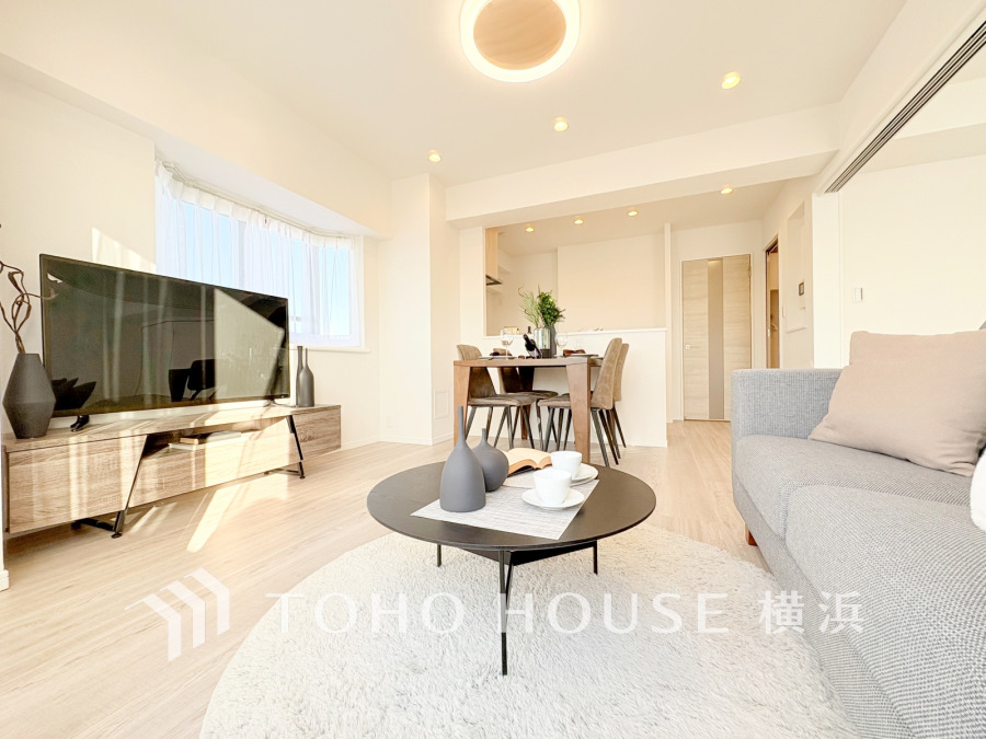 明るく開放的な空間が広がるLDK。室内には豊かな陽光が注ぎ込み、爽やかな住空間を演出。
