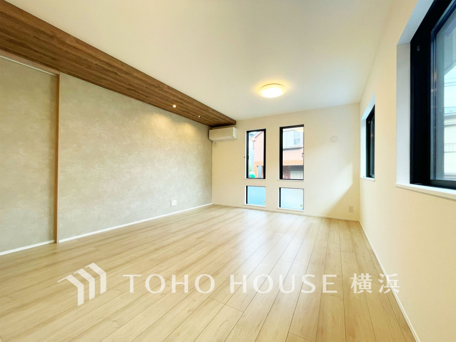 室内には豊かな陽光が注ぎ込み、爽やかな住空間を演出。エアコン完備のLDKは20帖の広々空間です