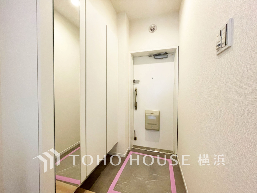 玄関には大型のミラーのついたシューズボックスを設置。
