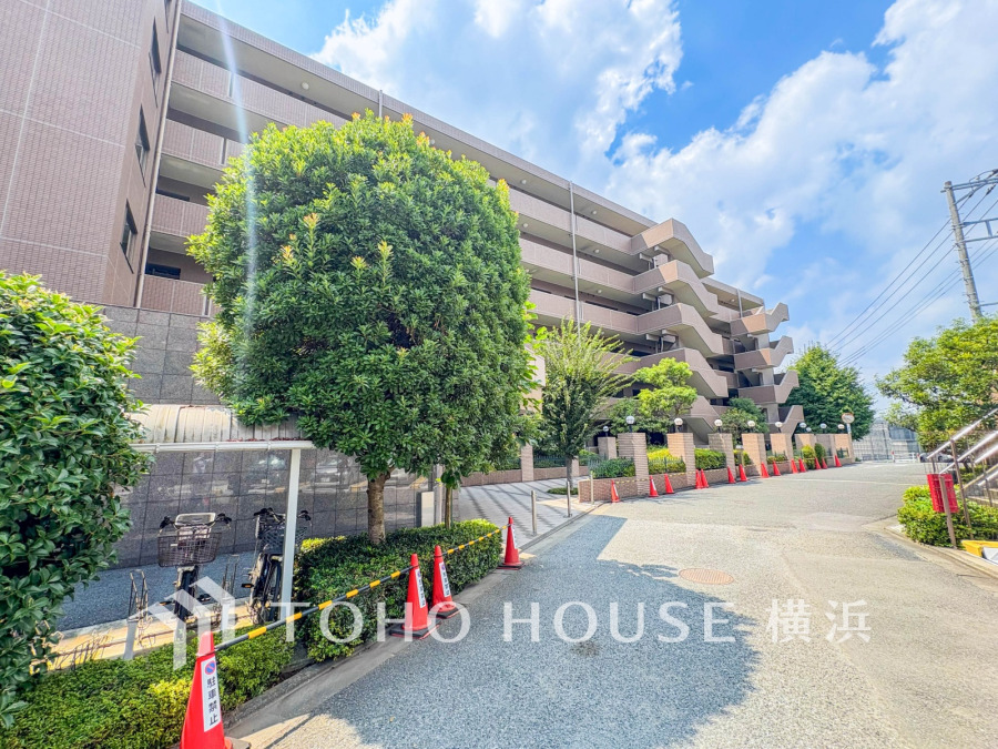 陽当たり良好で緑豊かな環境に囲まれた、安心・快適な暮らしを実現するマンションの外観です。