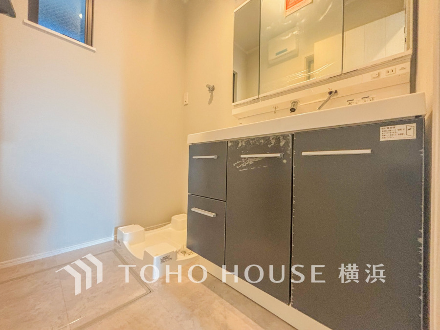 使いやすい機能が備えられた清潔感溢れる洗面空間。収納も充実しています。
