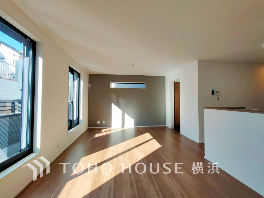 柔らかな光が広がり、デザインされた美しい内装が織り成す家族の集う場所。楽しい会話やさまざまな時が織りなすご家族の時間が丁寧に紡がれていく大切な空間。