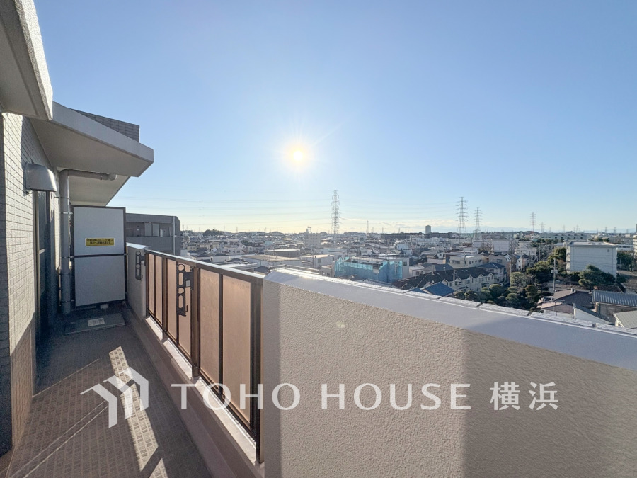 陽光が差し込むバルコニー。開放的な眺望を楽しめる快適な住空間です。