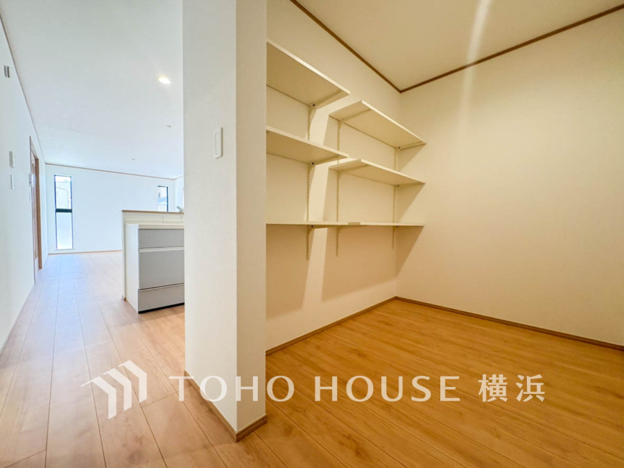 こちらの号棟には、大きなウォークインスタイルのパントリーをご用意。お料理好きの人はもちろん、そうでない人もワクワクの空間に。