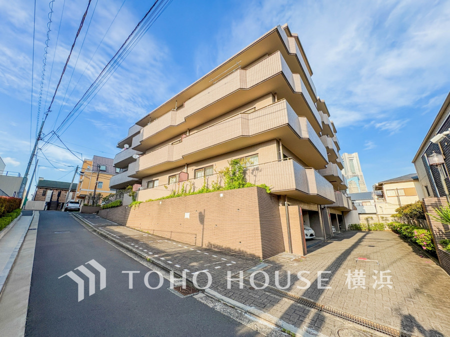 穏やかな風と陽光を導き、プライバシーに配慮された設計プランを採用し、居住性を一段と心地よいものにしています。周辺環境とのコラボレーションにより明るく開放的な空間を演出。
