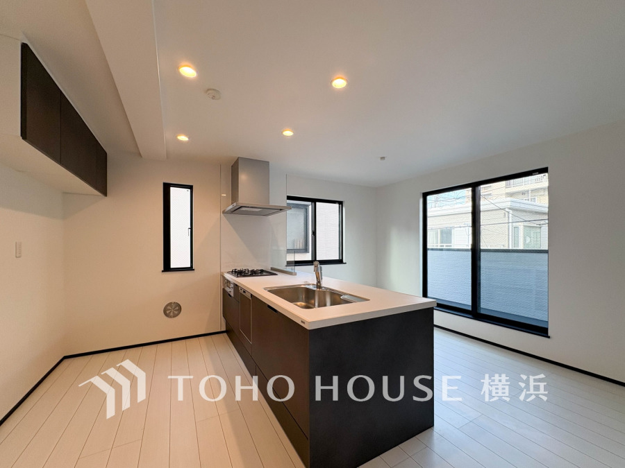 ご家族みんなで調理ができる位のスペースを実現したキッチン空間となっております。みんなで作った料理を召し上がりながらの会話は、どのような物になるのでしょうか。