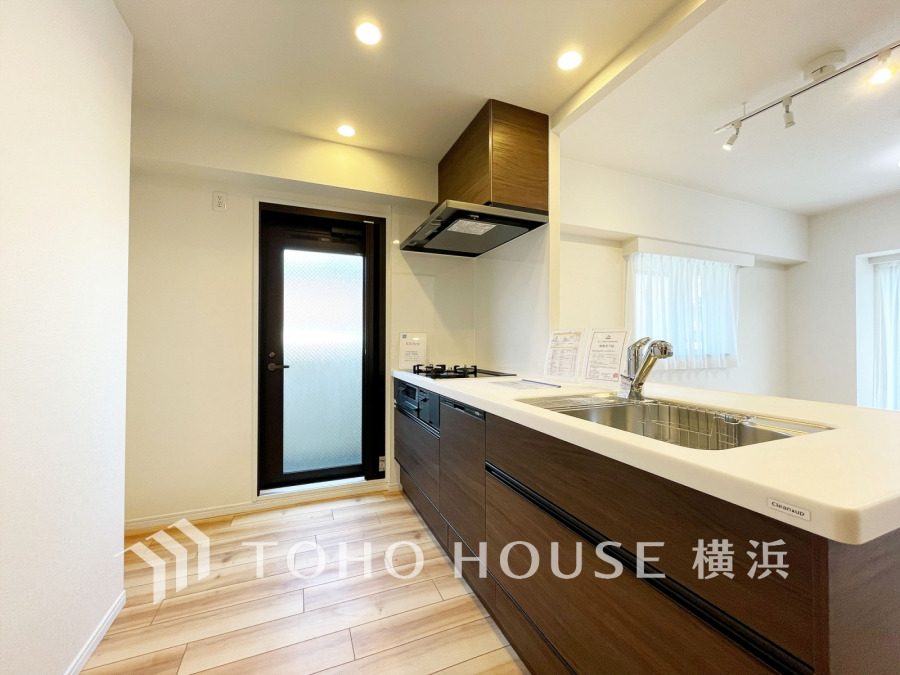 明るく開放的な対面キッチン。収納豊富で使いやすく、家族と会話しながら調理が楽しめる設計です。