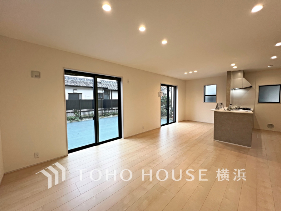 ここにはみんなが集い、食事と楽しい会話が始まる。話に夢中になりすぎて、ついつい時を忘れてしまう。そんな束の間の幸せを感じさせてくれる場所。