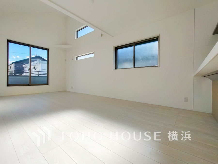 開放的な吹き抜けを採用した明るいリビング。オープンでのびやかな空間を演出しています。
