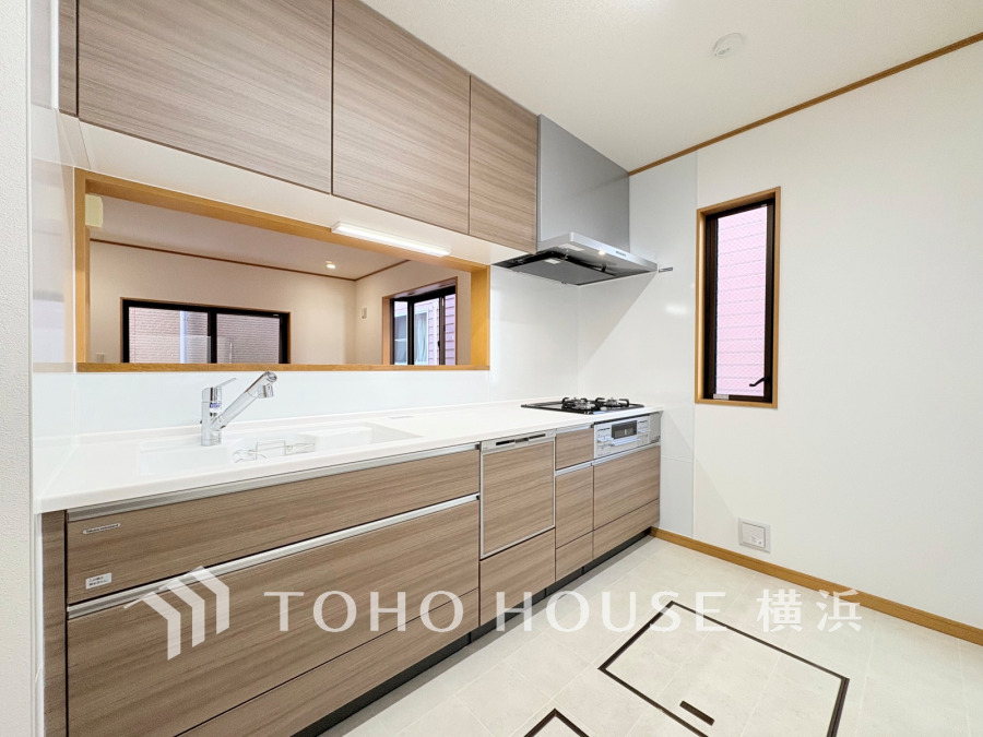 家事動線やリビングとのつながりに配慮し、食事の準備や片付けなどの家事を楽しくするキッチンスペースに仕上げました。毎日使う場所だから気持よく使えて、居心地の良い空間に。