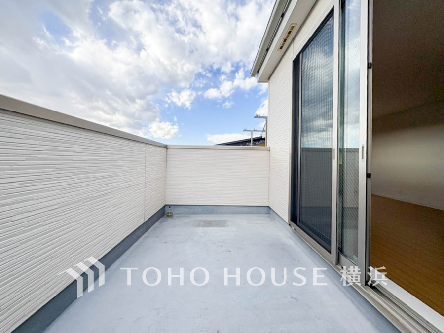 たっぷりの陽光が差し込むバルコニー。健やかな暮らしを守る太陽の恵みを存分に享受できます。爽やかな風と暖かな陽射しが紡ぐハーモニーが日々の暮らしのBGMになることでしょう。