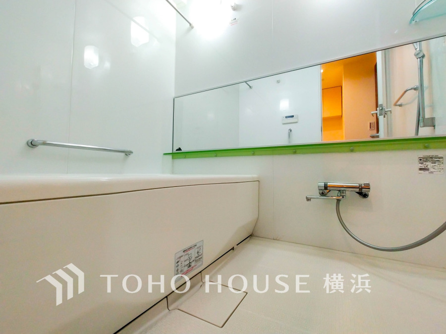 ◆質感が奏でる時間◆輝きが美しいホワイトカラーのパネルと流麗なデザインの浴槽が醸しだす高級感を感じる浴室、快適・清潔な空間で心も体もオフになる時間を。