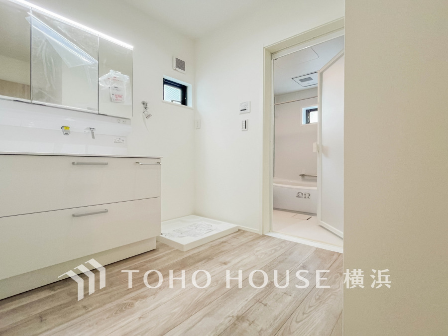 洗面台には三面鏡を採用。身だしなみを整えやすい事はもちろんですが、鏡の後ろに収納スペースを設ける事により、散らかりやすい洗面スペースをすっきりさせる事が出来るのも嬉しいですね。