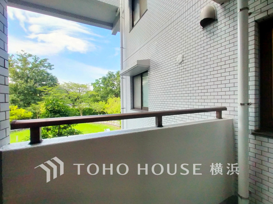 緑豊かな景色を望むバルコニー。両面バルコニーにつき採光・通風良好です。