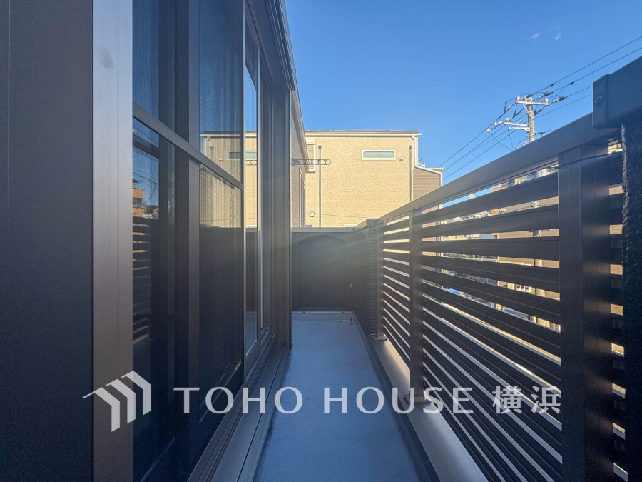 風通し良く陽当たりも良好なバルコニー。プライバシーを守るフェンスで安心してくつろげます。