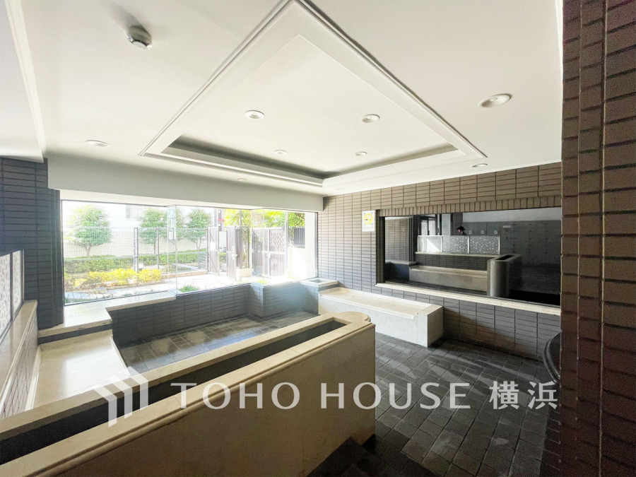 広々としたエントランススペース。柔らかな光溢れる開放的な空間です。
