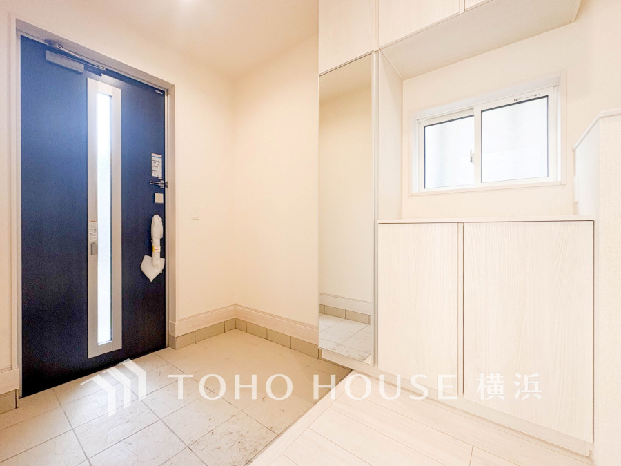 清潔感溢れる玄関がお出迎えする本邸宅の物語は、ここから始まる日常を期待させます。この場所には「希望」と「優越」で包み込んでくれる「特別」な空間があります。