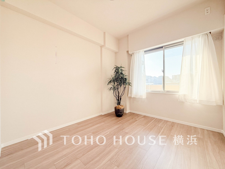 穏やかな風と陽光を導き、プライバシーに配慮された設計プランを採用し、居住性を一段と心地よいものにしています。明るく開放的な空間を演出しております。