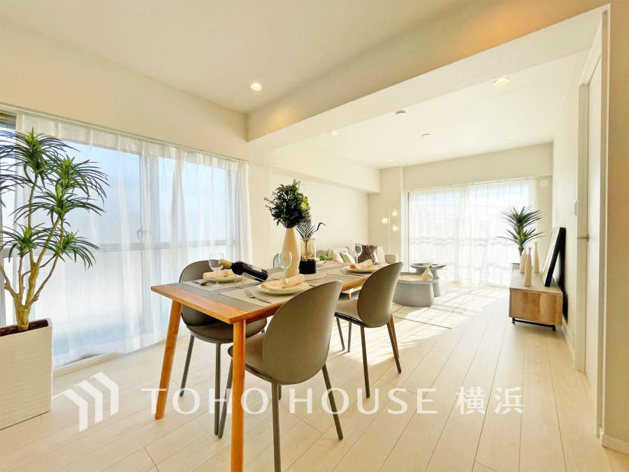自然光がたっぷり降り注ぐ明るいリビングダイニング。ナチュラルな家具とグリーンが調和した心地よい空間です。