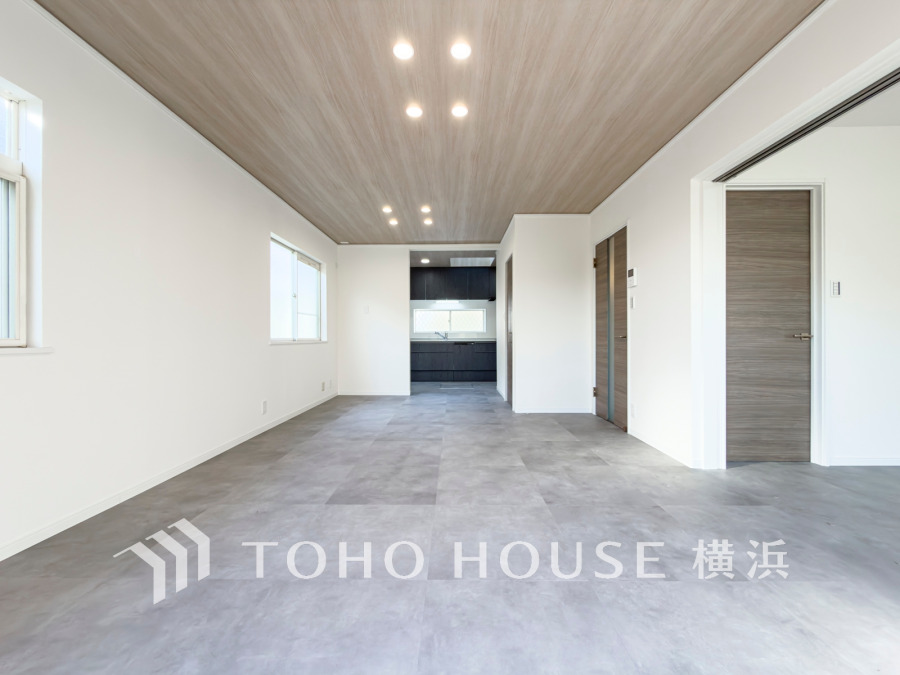 柔らかな色合いのフローリングと清潔感の溢れるクロスが明るい空間を創り出しているリビングダイニング。憩いの場に相応しく、ここで楽しむ家族の時間が絆をより深めてくれそうです。