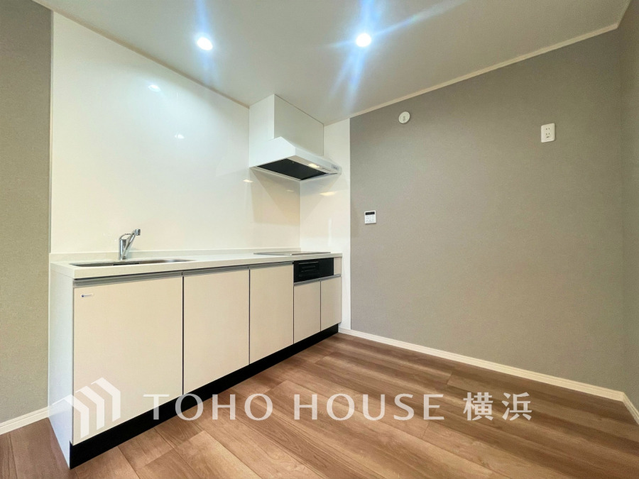 内装の主役でもあり、日常活躍する重要な水回りでもあるからこそ機能性・デザイン性に力を入れております。お手入れのしやすいシステムキッチンを採用しております。