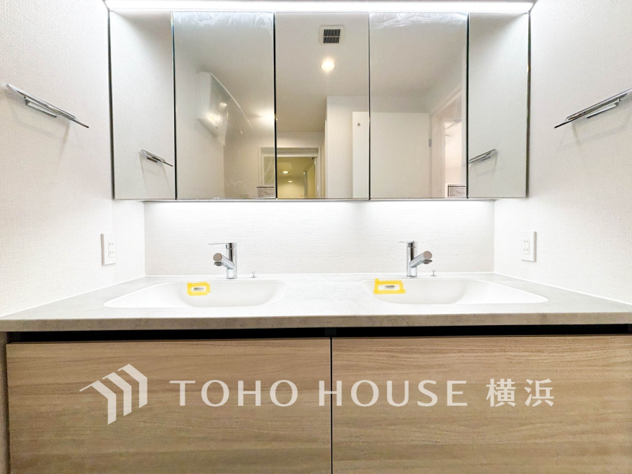 洗面室には忙しい朝に嬉しいダブルボウルの洗面台を設置。
