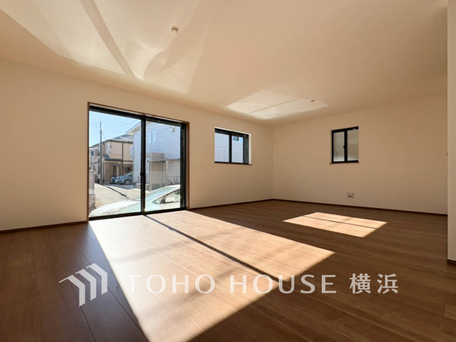 柔らかな色合いのフローリングと清潔感の溢れるクロスが明るい空間を創り出しているリビングダイニング。憩いの場に相応しく、ここで楽しむ家族の時間が絆をより深めてくれそうです。