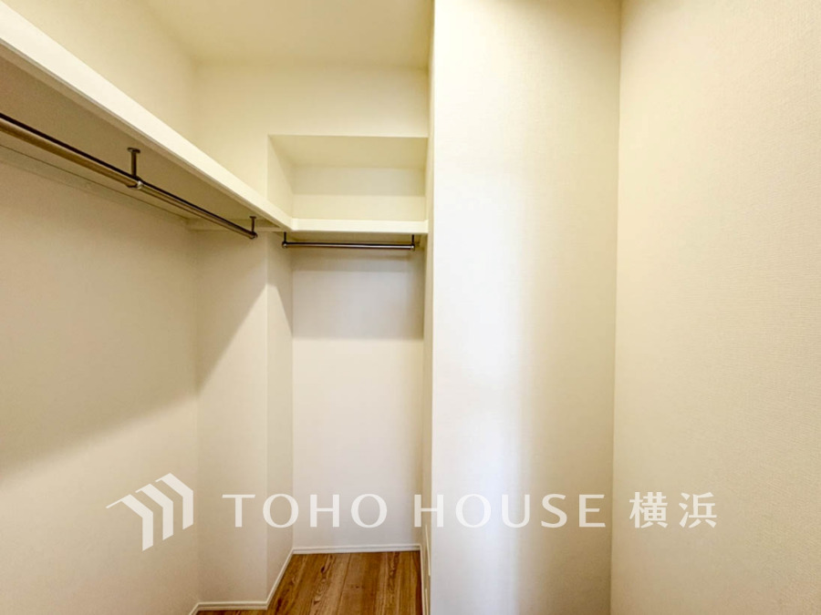 たっぷりとした収納スペース・ウォークインクローゼット。その収納力は是非ご自身の目でお確かめください。冬物のコートやスーツなど、大切なお洋服を皺なく収納できます。