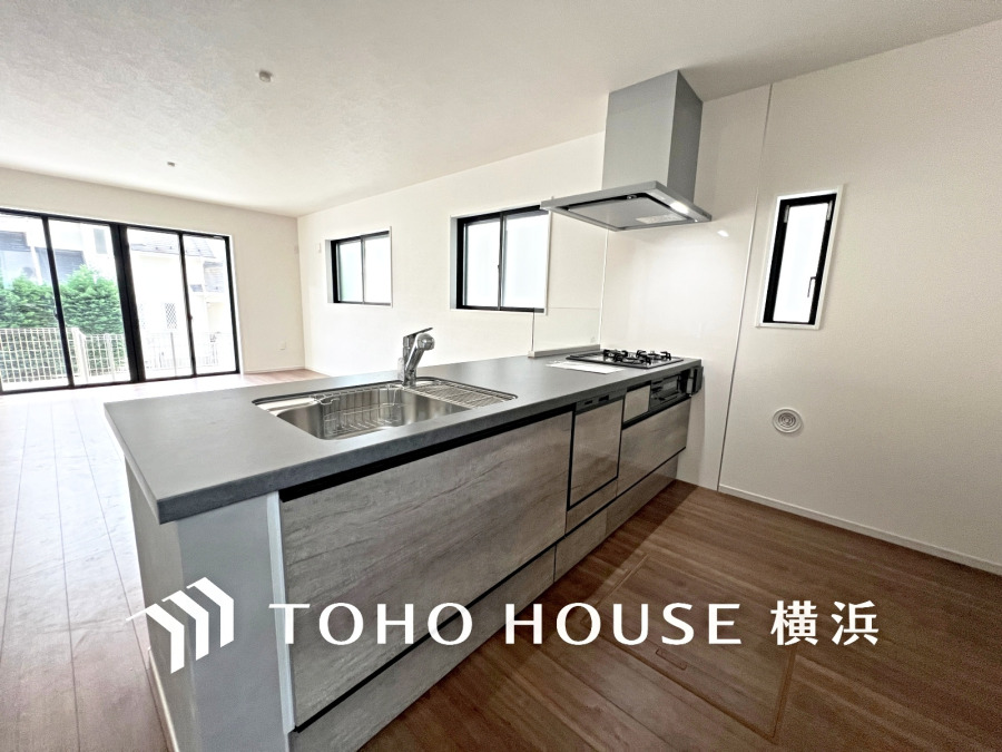 誰もが使いやすいデザインにこだわったキッチン。プライベートスペースを彩るインテリアとしての美と、快適な日常を支える機能性と強さがひとつになったキッチンです。