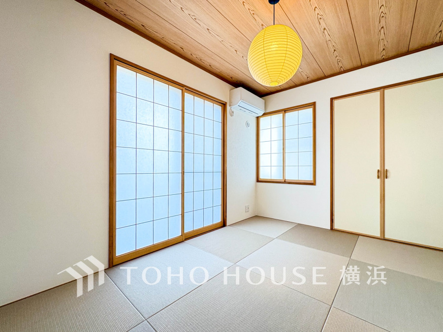 伝統的な日本情緒のある、温かみと落ち着きが感じられる和室です。来客時や一息つきたいときなどに利用できる用途多様な空間です。