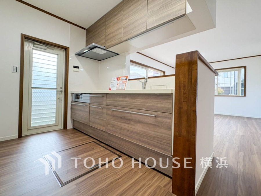 スタイリッシュな対面キッチンを採用。キッチンからリビングが見渡せるので、お子様を安心して遊ばせながら家事ができますね！リビング学習をするお子様にも声がかけやすい自然な距離感です