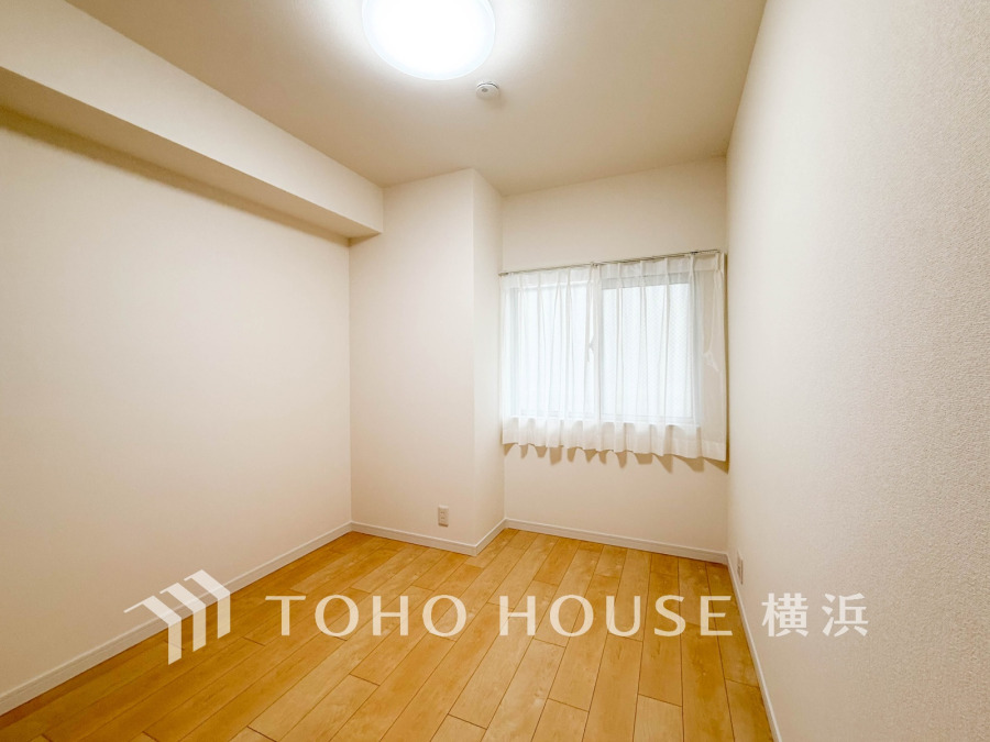 窓からたっぷりと陽光が注がれる明るい空間。家族の成長に対応できる永住仕様の間取り。時を忘れて過ごす場所として過ごせるお部屋。