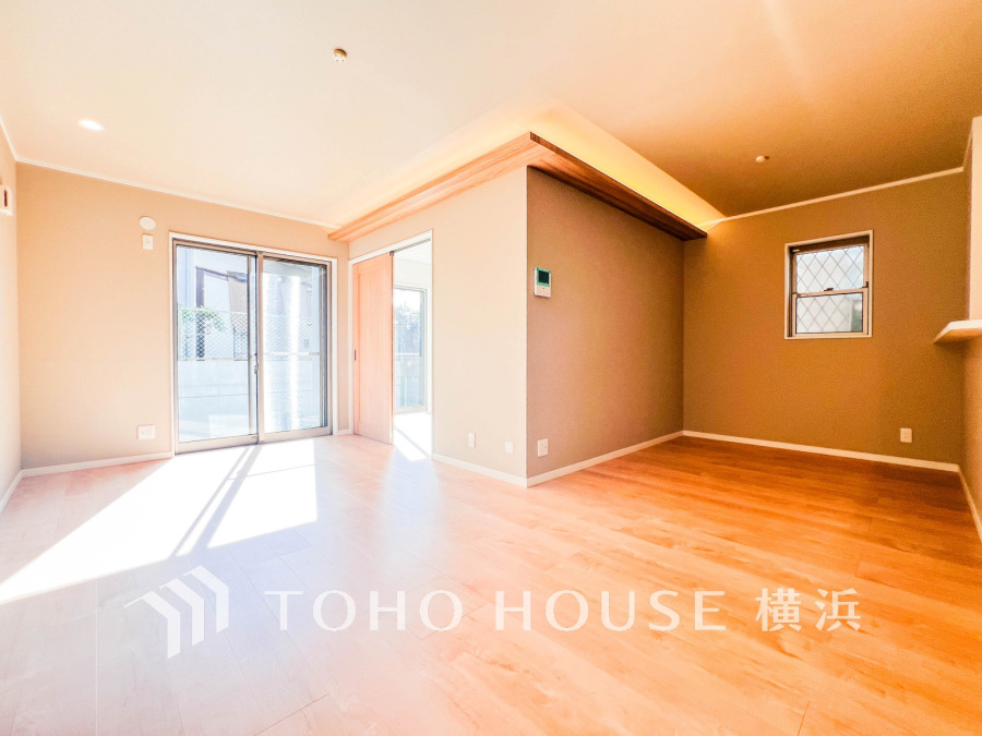 豊かな光が床材を照らしだすひと時、この場所には落ち着きと上質な空気感が流れます。ご家族やお友達との時間など、多くの時を刻む空間。何気なく過ぎる時でさえも上質なひと時となる快適な空間を目指して。