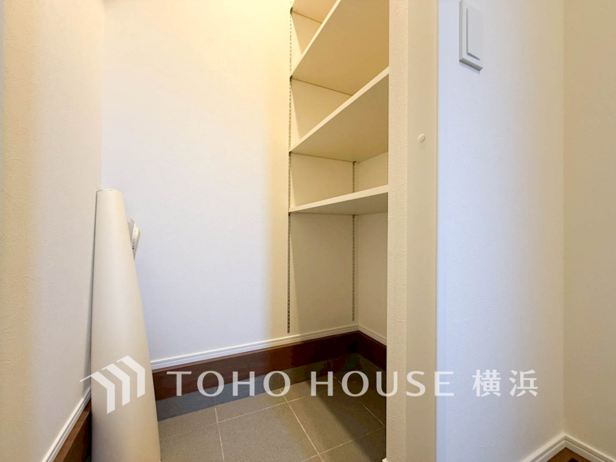 玄関には、ご家族みんなの靴をたっぷりと収納することができるシューズインクローゼットをご用意しました。さらに場所をとるベビーカーやゴルフ道具なども収納できるので、玄関まわりはいつもすっきり。