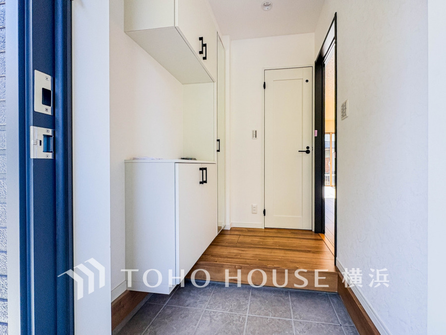 清潔感溢れる玄関がお出迎えする本邸宅の物語は、ここから始まる日常を期待させます。この場所には「希望」と「優越」で包み込んでくれる「特別」な空間があります。