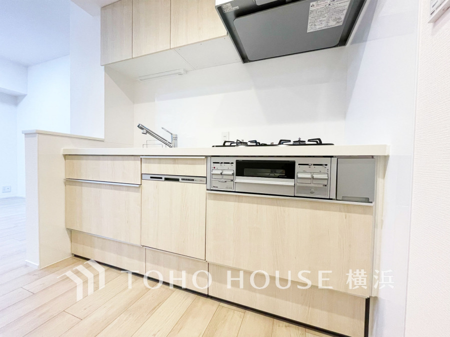 新規交換された清潔感のあるシステムキッチンは便利な機能を搭載。
