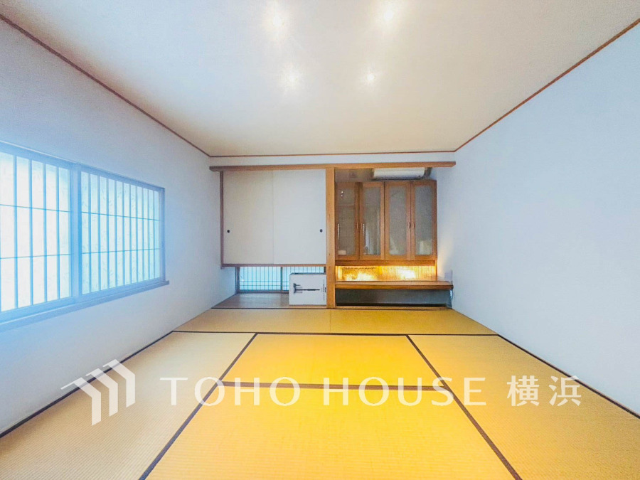 伝統的な和室は畳の香りが心地よく、落ち着いた空間でゆったりとくつろげます。