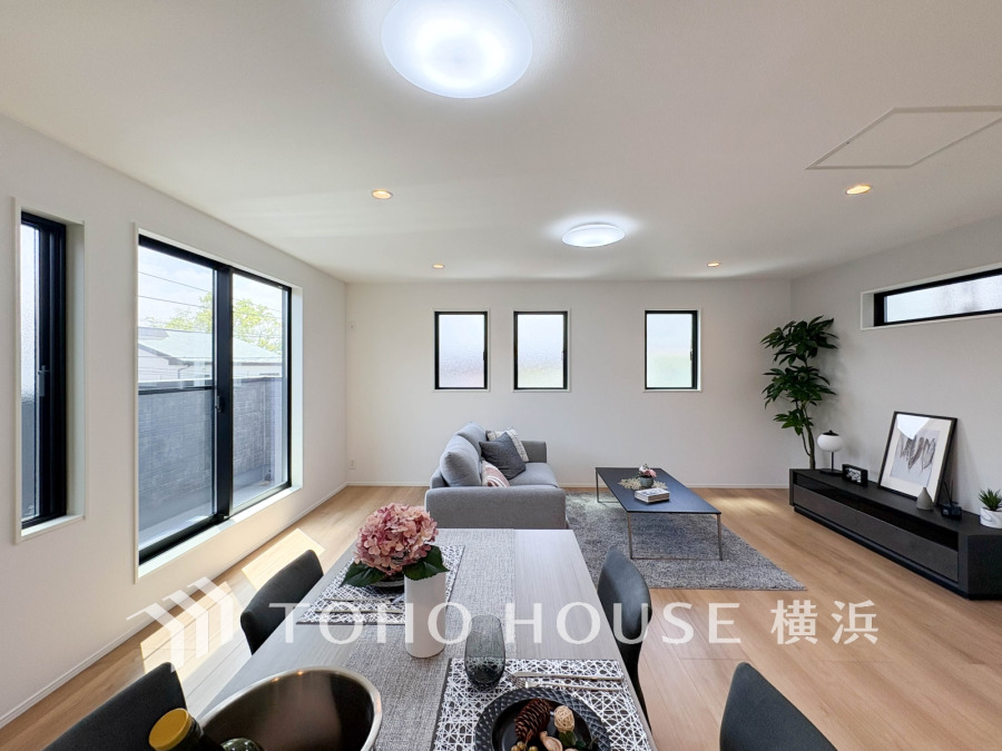 広々としたリビング・ダイニングは、光が広がるシンプルさがお洒落な内装。落ち着いた雰囲気に包まれて、伸びやかな空間のなかで、ゆったりと家族団らんのひとときを過ごせます。