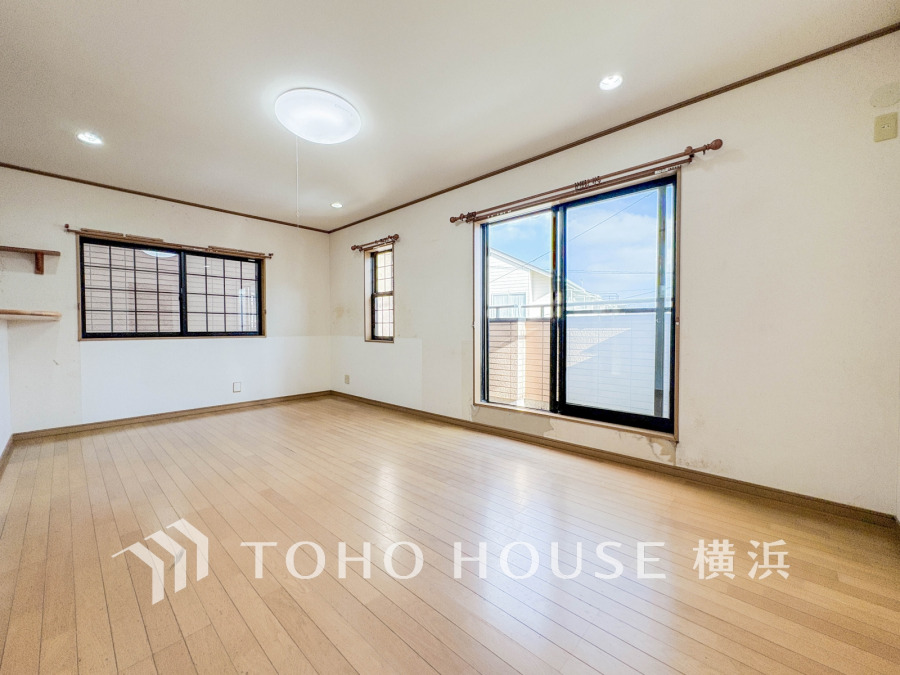 明るい光が差し込む広々とした洋室。多面採光で風通し良く、快適な居住空間を実現しています。