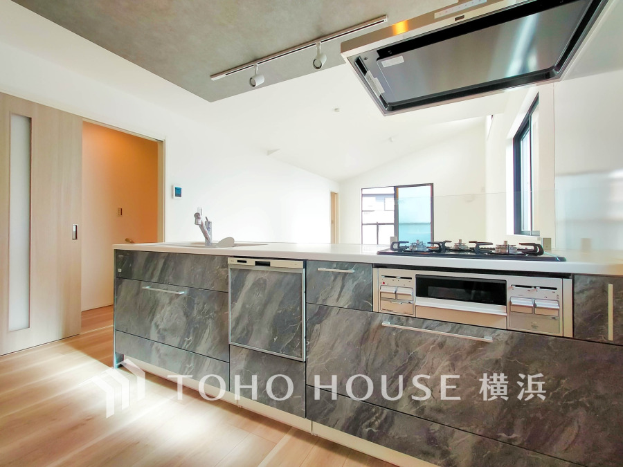 スタイリッシュなペニンシュラキッチンを採用。開放的なスペースでお料理をしながら会話も弾みます。
